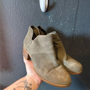 Koolaburra by Ugg Green Ankle Suede Heeled Ankle Booties